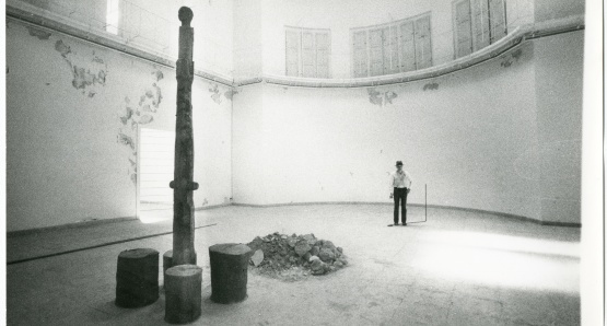 Joseph Beuys. Photo by Ute Klophaus, courtesy Kino Lorber / Zero One Film / Ernstbon Siemens Kunststiftung / Stiftung Museum Schloss Moyland.