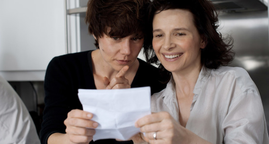 Malgorzata Szumowska and Juliette Binoche on the set of Elles, a film by Malgorzata Szumowska.