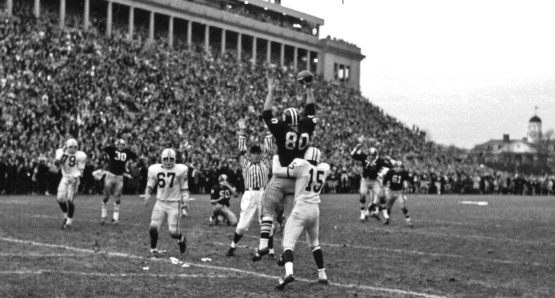 Harvard's Pete Varney catches the
two-point conversion that brought
the score to 29-29 