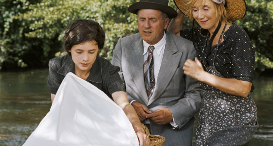 Patricia (Astrid Bergès-Frisbey),
her father (Daniel Auteuil), and
Nathalie (Marie-Anne Chazel) in a scene from The Well-Digger's Daughter.