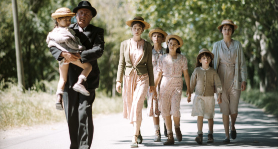 The well-digger (Daniel Auteuil) and his daughters 